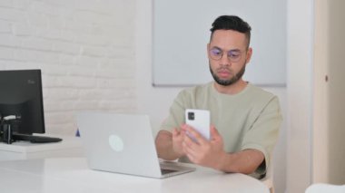 İspanyol Adam İş İçin Çoklu Aygıt Kullanıyor