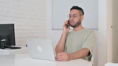 İspanyol Adam 'dan Müşteriyle Telefon Konuşması