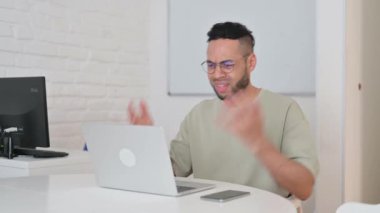 Hüsrana uğramış İspanyol Adam Çalışma Alanında Gerginlik Duyuyor