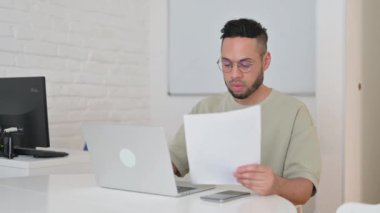 İspanyol Adam Yıllık İş Raporuna Küfrediyor