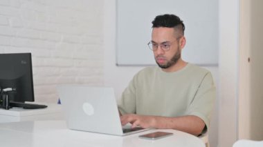 İspanyol Adam Çalışma Alanından Ayrıldı, Toplantıya Geç Kaldı