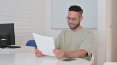 Heyecanlı İspanyol Adam Yıllık İş Raporunu Kutluyor