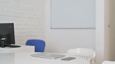 İspanyol Adam Toplantı için Çalışma Alanına geliyor