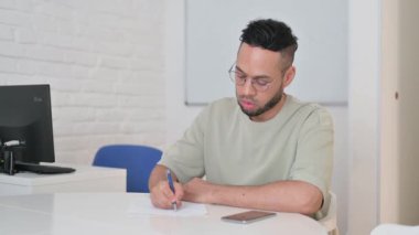 İspanyol Adam Ofiste Otururken Yazıyor