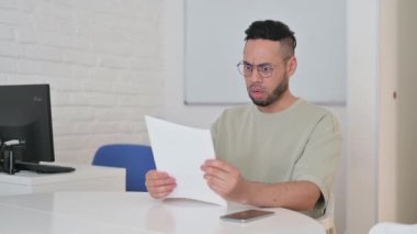 İspanyol Adam Kötü İş Raporuna Tepki Verdi