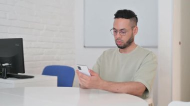 İspanyol Adam Çalışma Alanında Telefonda Mesaj Yazıyor