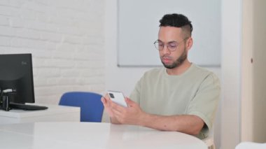 Hispanik Adam Çevrimiçi Başarılı Telefon Ticareti İçin Heyecanlı