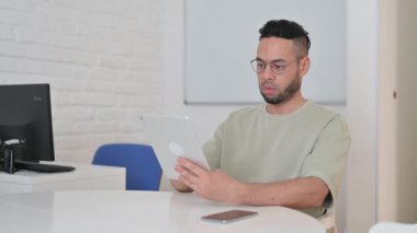 Dijital Tablet üzerinde çalışan İspanyol Adam