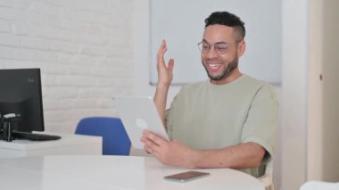 Tabletteki Başarıyı Kutlayan İspanyol Adam