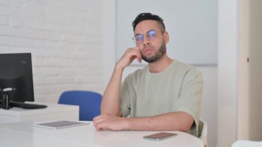 Düşünceli İspanyol Adam Proje için Beyin Fırtınası