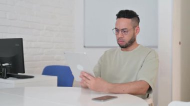 Tabletteki Kayıptan Şok Olan İspanyol Adam