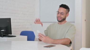 İspanyol Adam Çalışma Alanında Tablet 'te Video Sohbeti Yapıyor