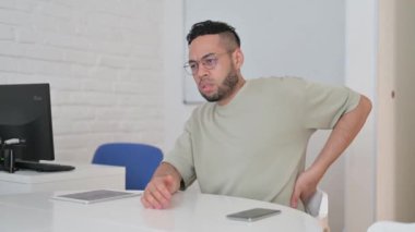 Sırt Yorgunluğu ve Ağrısı Olan İspanyol Adam