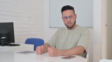 Ofiste oturan kızgın İspanyol.