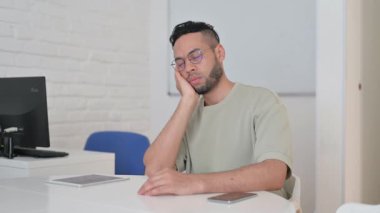 Ofiste oturan Uyuyan İspanyol Adam