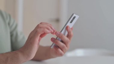 Telefonu Kullanan Adam 'ı Kapat