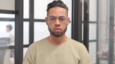 İspanyol İşadamı Portresi Kameraya Bakıyor