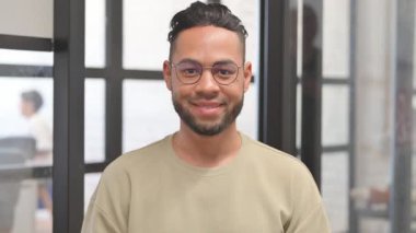 Gülümseyen İspanyol İşadamı 'nın Portresi Kameraya Bakıyor