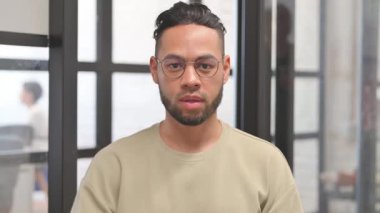 Parmak uçlarıyla İspanyol İşadamı Portresi