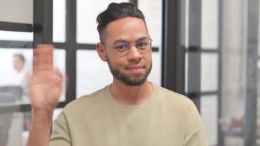 İspanyol İşadamı 'nın portresi Merhaba demek için el sallıyor