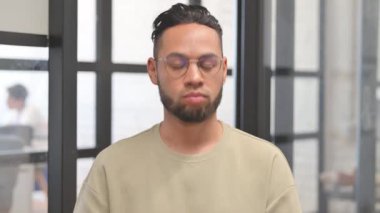 Onaylanan İspanyol İşadamı Sallanan Kafa 'nın Portresi