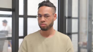 Reddedilen İspanyol İşadamı 'nın Kafasını Sallayarak İnkâr Etme Portresi