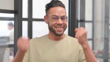 Şaşırmış İspanyol İşadamı 'nın Portresi Başarı İçin Heyecanlı