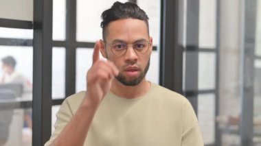 Fotoğraf makinesini işaret eden İspanyol İşadamı 'nın Portresi