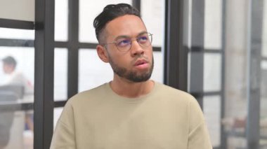 İspanyol İşadamı Beyin Fırtınası Yeni Bir Fikir Portresi