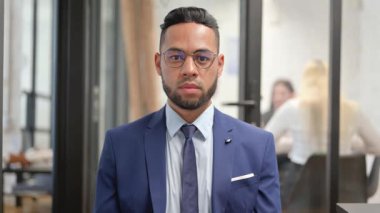 İspanyol İşadamı Portresi Kameraya Bakıyor