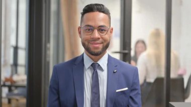 Gülümseyen İspanyol İşadamı 'nın Portresi Kameraya Bakıyor