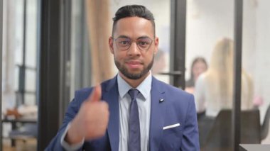 Parmak uçlarıyla İspanyol İşadamı Portresi