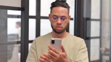 İspanyol iş adamının portresi Telefonda konuşuyor