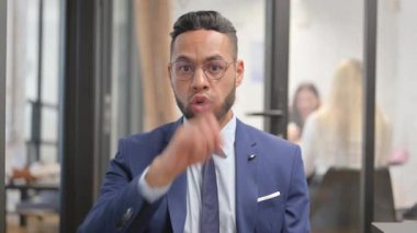 Dudakları Parmaklı İspanyol İşadamının Portresi