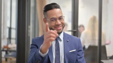 Fotoğraf makinesini işaret eden İspanyol İşadamı 'nın Portresi