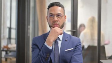 Düşünceli İspanyol İşadamı Beyin Fırtınası Projesi Portresi