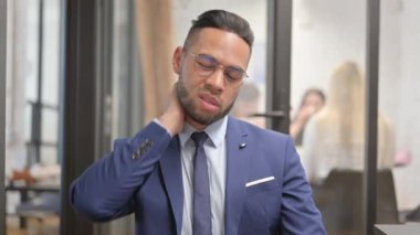 Yorgun İspanyol İşadamının portresi Dinlenmeye ihtiyacı var, Boyun Ağrısı