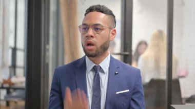 Esneyen İspanyol İşadamı 'nın Portresi Dinlenmeli, İş Yükünde