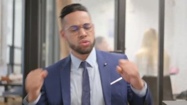 Dans Eden İspanyol İşadamı 'nın Portresi Hayattan Hoşlanıyor