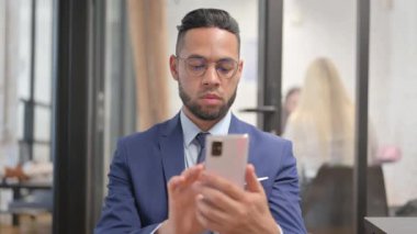 Telefon Kullanan İspanyol İşadamının Portresi