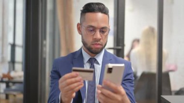 İspanyol İşadamının Portresi Telefonla İnternet Alışverişinden Hoşlanıyor