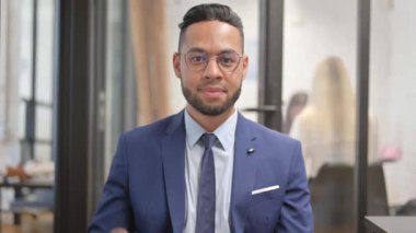 Ev Anahtarlarını Gösteren Mutlu İspanyol İşadamı Portresi