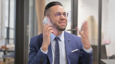 Kızgın İspanyol İşadamının Portresi Telefonda Konuşuyor