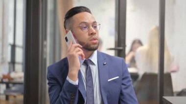 İspanyol iş adamının portresi Telefonda konuşuyor