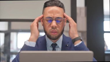 İş yerinde baş ağrısı olan İspanyol iş adamının yakın çekimi.