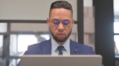 Laptop 'ta daktilo eden İspanyol İşadamı