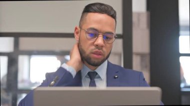 Boynu Ağrıyan İspanyol İş Adamı 'nı kapatın.