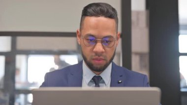 Çevrimiçi Başarı Kutlaması yapan İspanyol İş Adamı 'nın Kapanışı