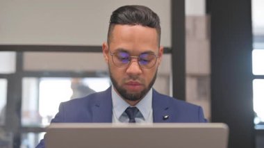 İspanyol iş adamının Ofisteki Kameraya Bakışı