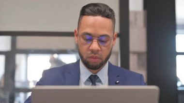 İspanyol İşadamı 'nın Çalışma Alanındaki Kameraya Gülümsemesi' ni kapatın.